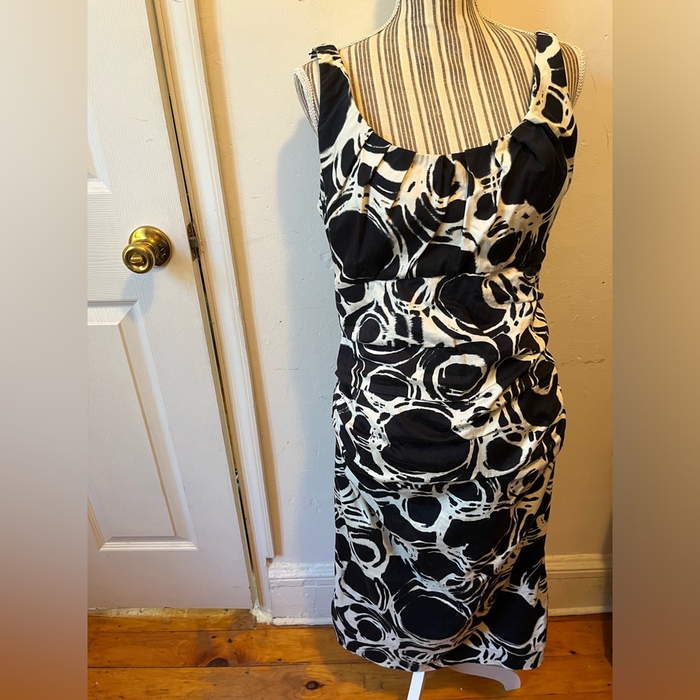 Suzi Chin Maggy Boutique Sheath Dress With Ruching Lined Black/White Size 10